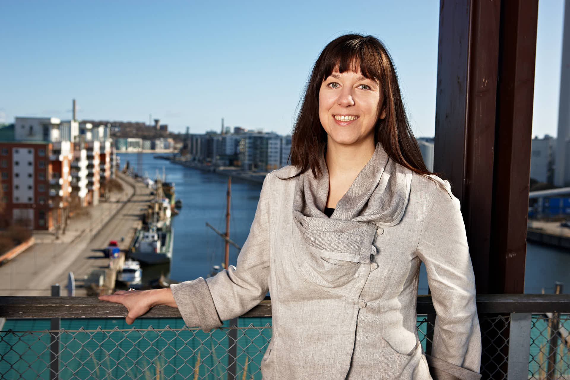 Byggkeramikrådet, porträtt av Sara Grön från White Arkitekter med Hammarbykanalen i bakgrunden. Foto av Martin Ekwall